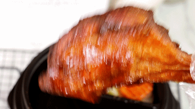 卡兹卡兹迫不及待开吃冒着热气的ta太诱人浓浓的港式烧汁香气拿到嘴边