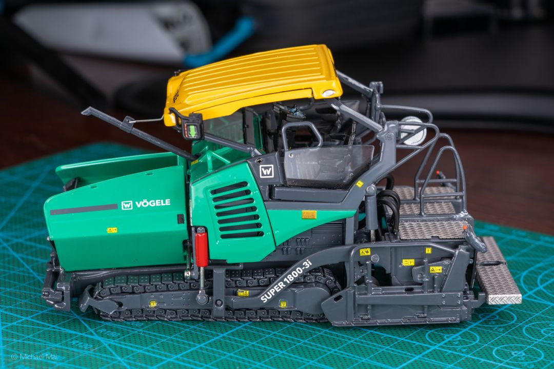 模型还原了摊铺机两侧履带的可动结构,但因为光面材质的关系,所以履带