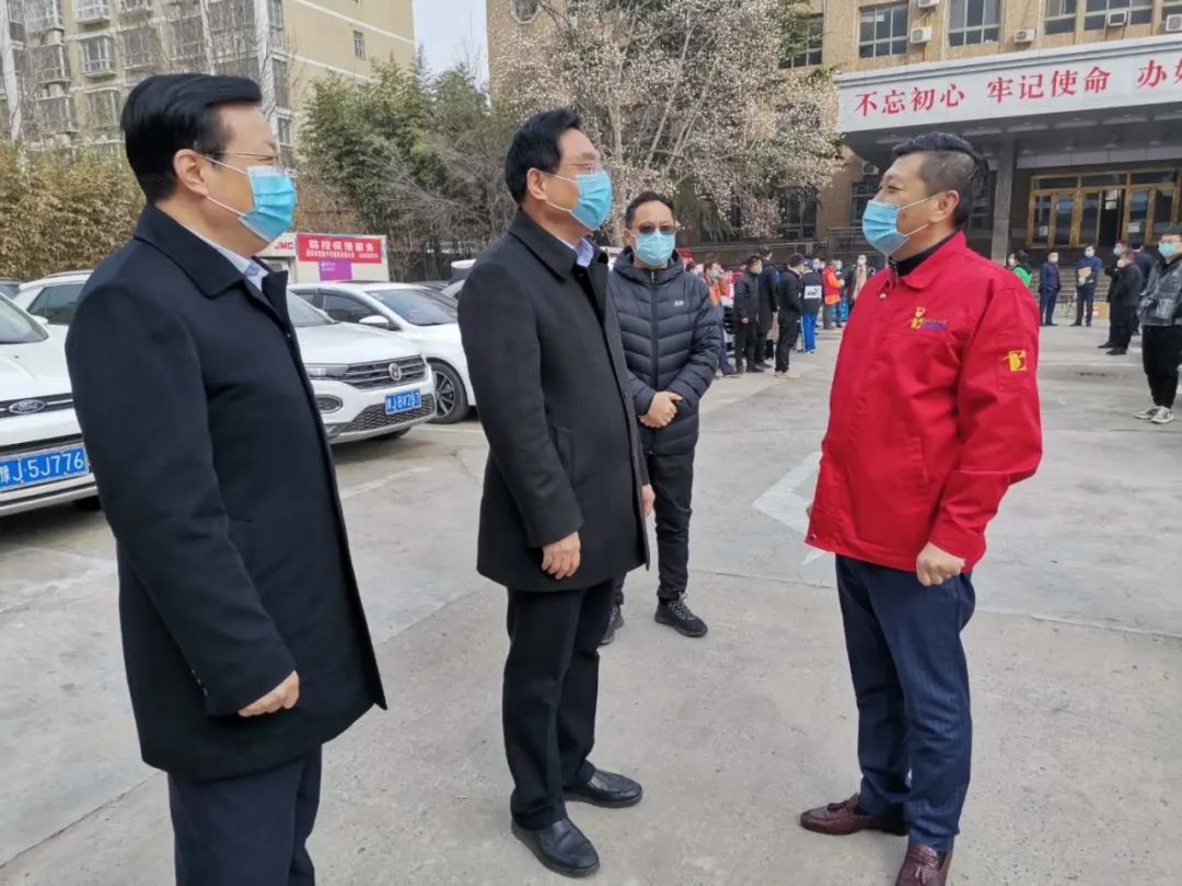 3月1日上午,百姓量贩有限公司董事长程建带领公司管理层来到濮阳市