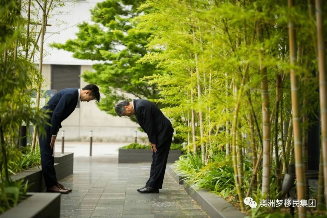 话题有些重我们嘻哈一下澳洲梦建议大家恢复中华传统礼仪鞠躬拱手co