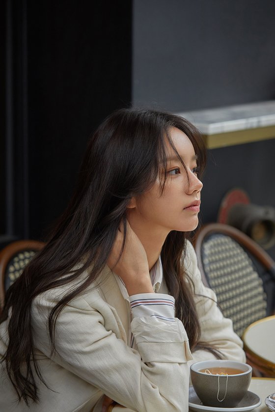 惠利拍摄画报幕后照片被公开尽显美丽可爱的一面