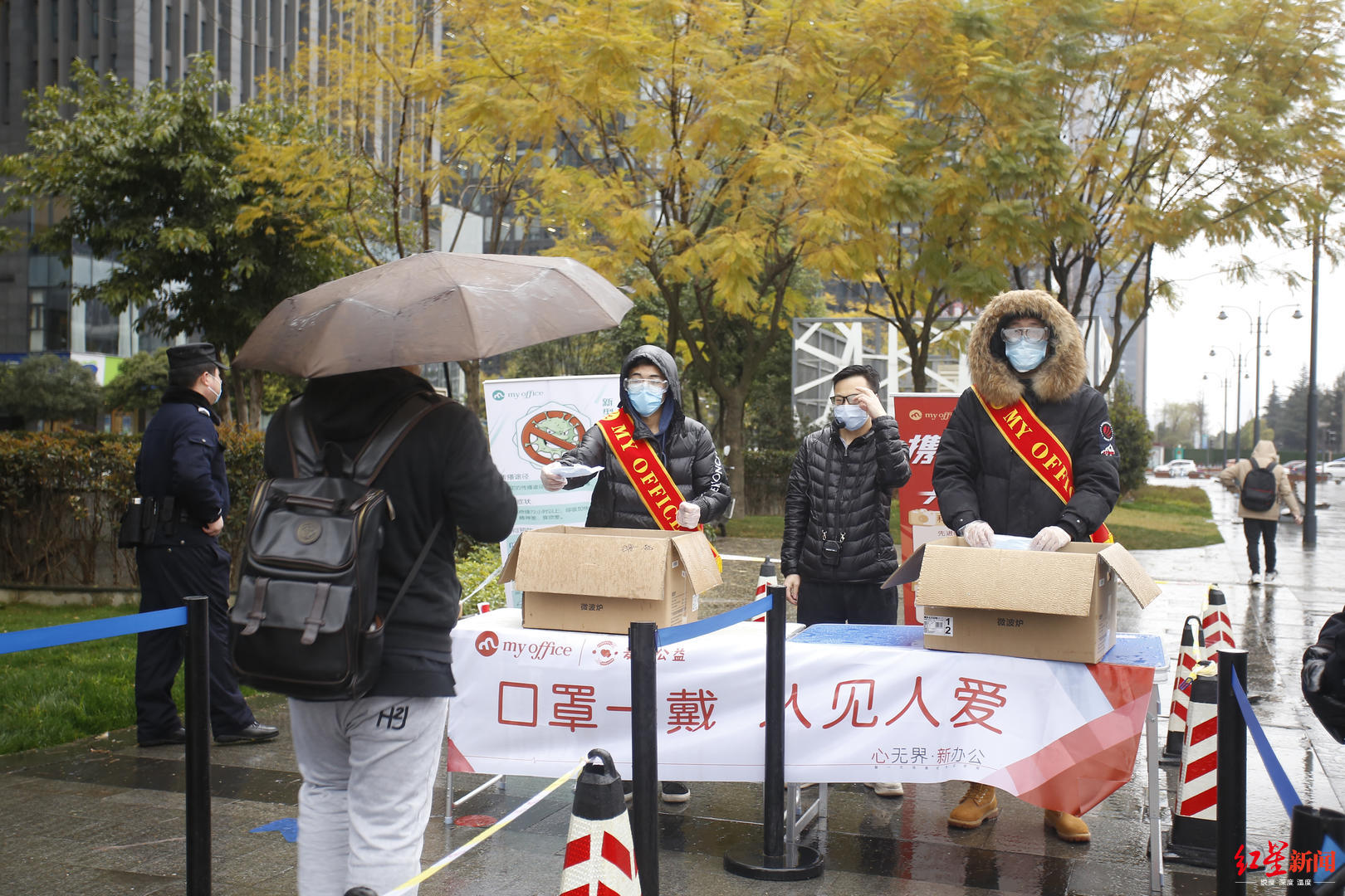 每人可免费领3个!成都一企业在一号线分两批次发放13万只口罩