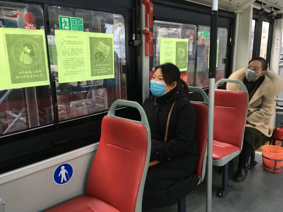 战疫郑州公交车长制作口罩佩戴攻略主题车厢普及不同人群佩戴口罩原则