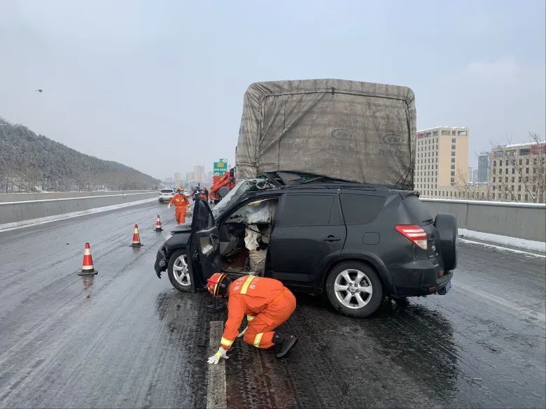 下雪开车车祸图片图片