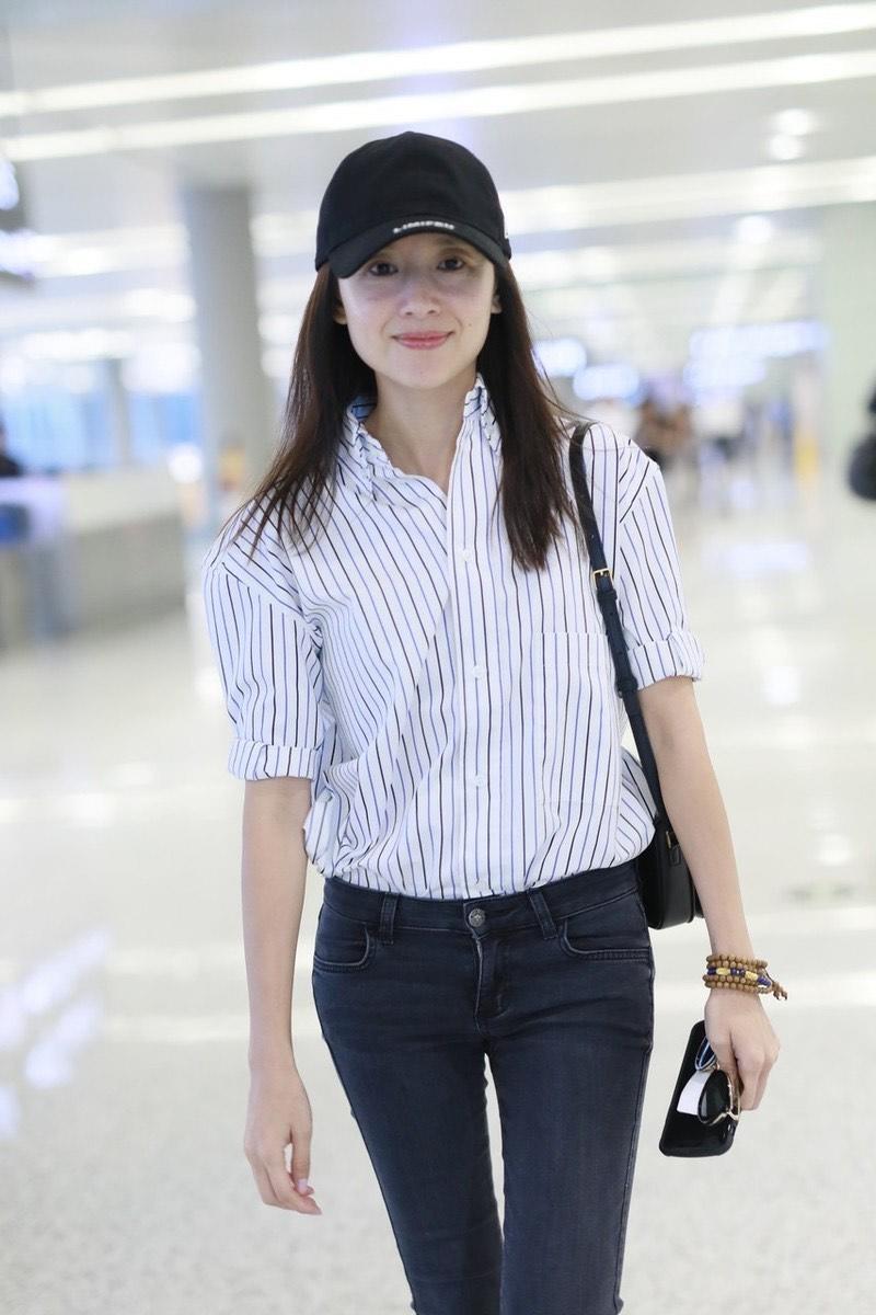 原创39岁董洁素颜走机场衬衫搭配牛仔裤清新减龄高级气质太惊艳