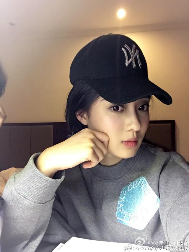 附几张孙佳雨在校期间的生活照欣赏一下:继续追剧.