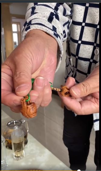 80多岁的网红姥爷,搞笑到炸裂,竟也痴迷手串!_老盘