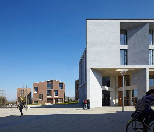 图完成于2015年的利马工程技术大学教学楼为她们赢得了众多建筑奖项