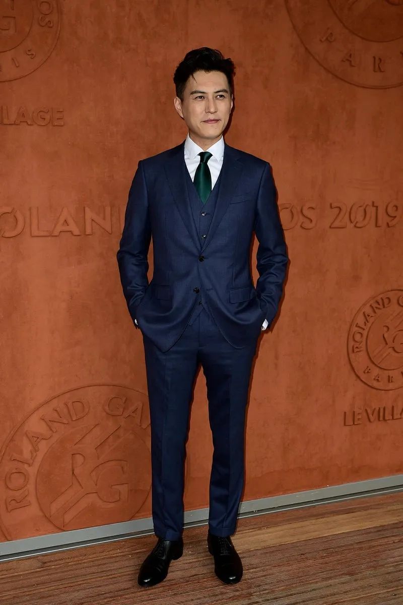 靳东的西装造型就显得很完美,把他的精英帅气范展现出来,造型显得优雅