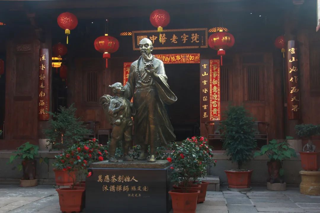 八百年锦绣传芳,八百年忠孝传芳.