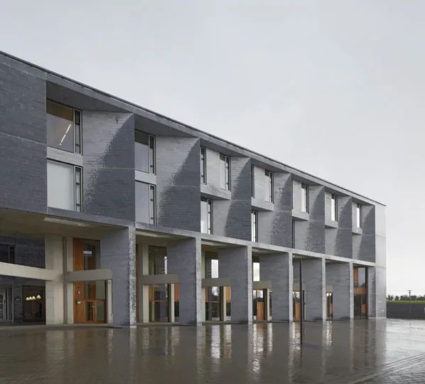 图完成于2015年的利马工程技术大学教学楼为她们赢得了众多建筑奖项