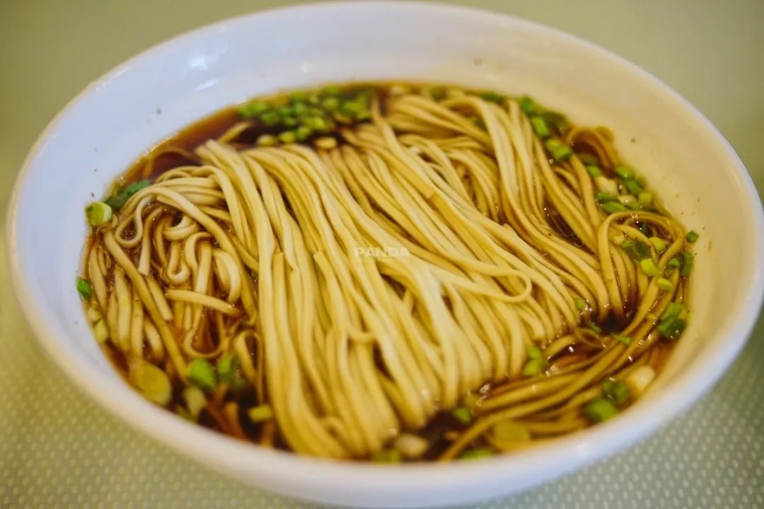 干拌面,阳春面,煨面,饺面……面条一直是早茶文化里不可或缺的一部分.