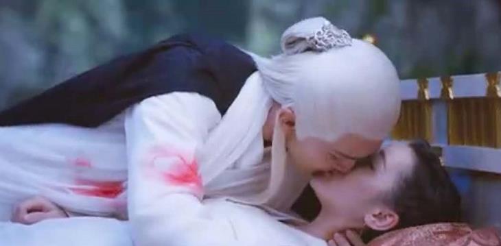 《三生三世枕上书》凤九帝君圆房吻戏好甜,白滚滚真身出现!