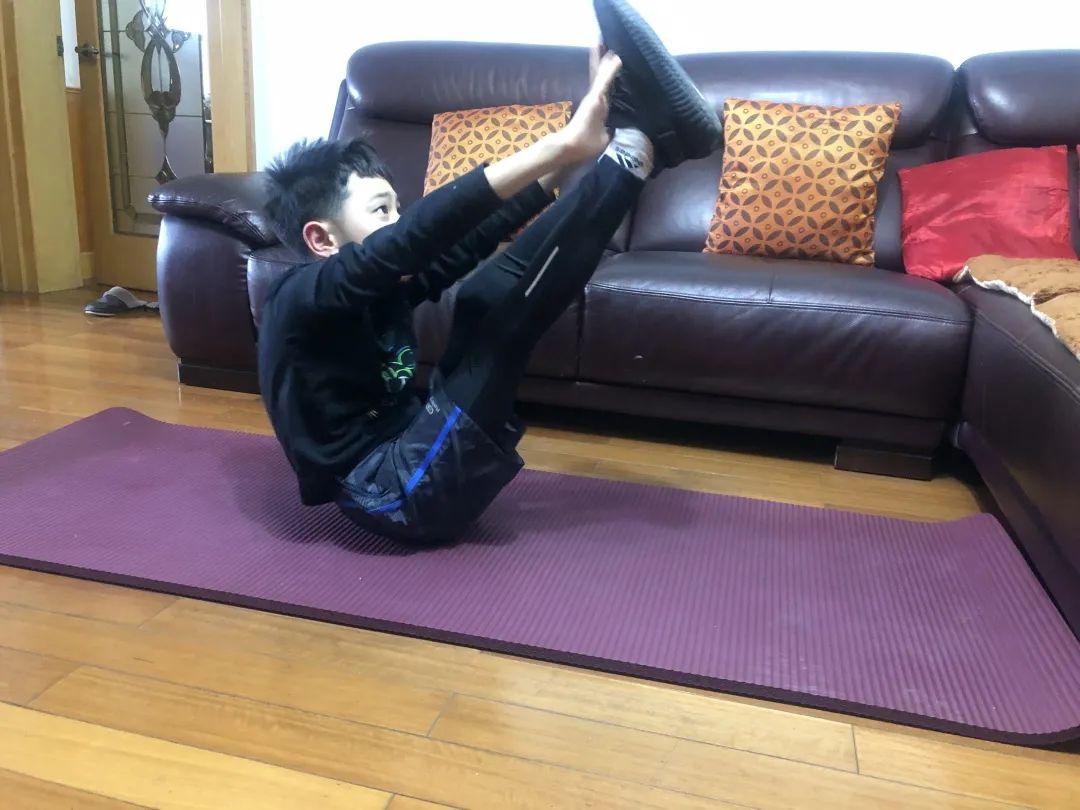 方案,旨在让孩子们全面发展,学习内容包括平板支撑,核心运动韧带拉伸