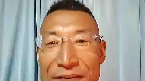 领着低保的另类网红奥利给大叔:如果不是饭碗,谁愿意当个小丑!
