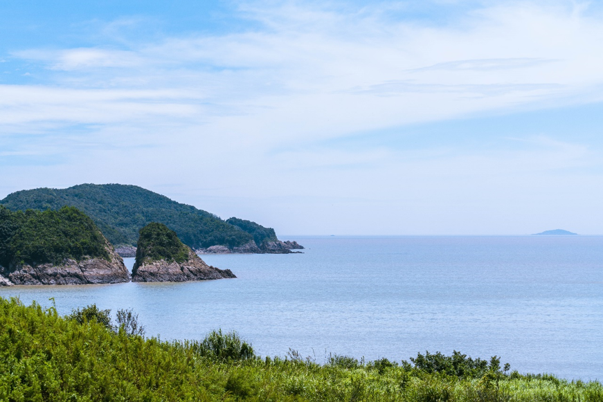 東海半邊山旅遊度假區地處浙江省寧波市象山縣石浦鎮東海之濱,景區