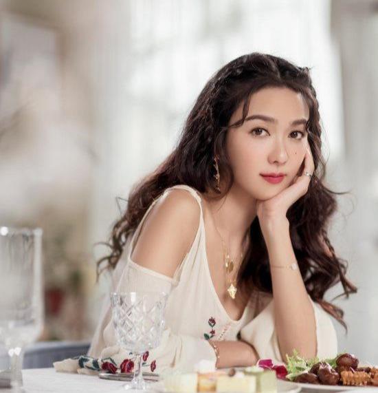 薛凯琪当真不会老和小10岁的王菊同框看着比王菊还年轻少女