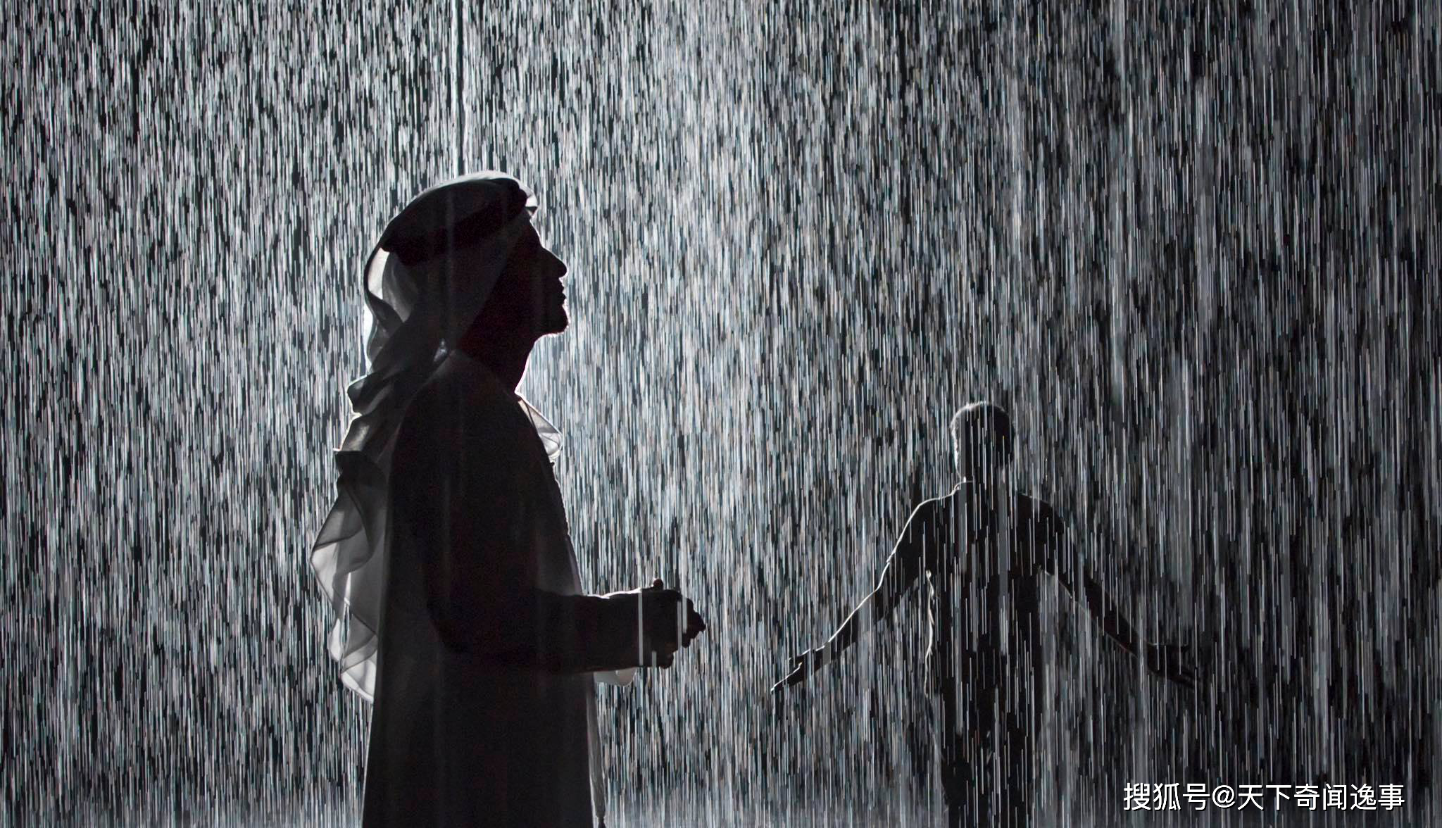 在雨中淋湿图片