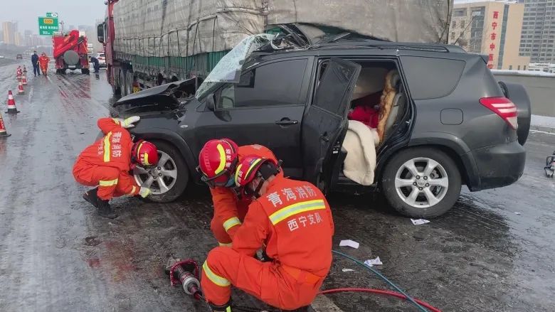 下雪开车车祸图片图片