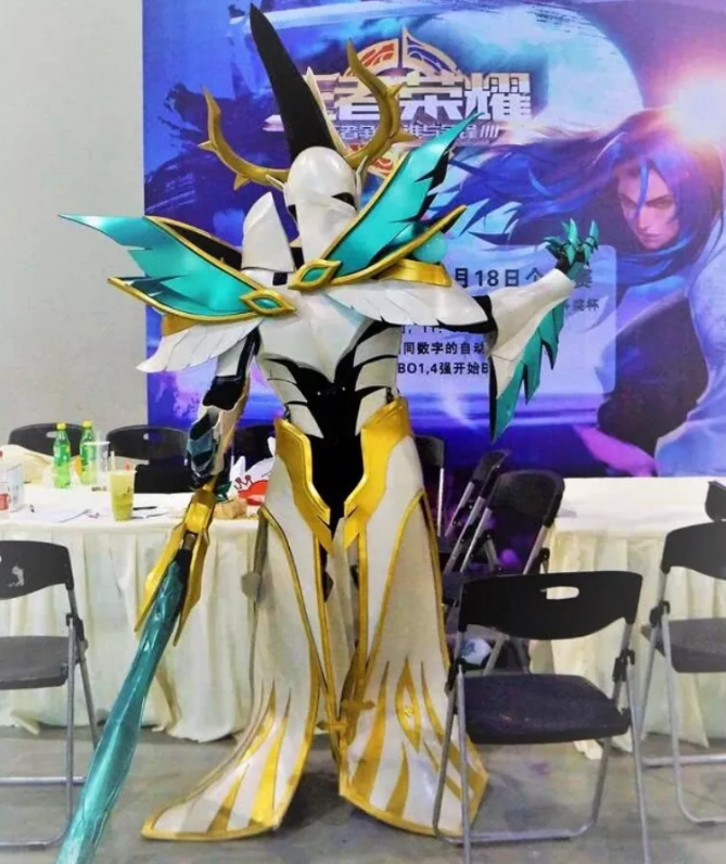 15岁初中生cos"凯皇",手中的大刀比腿还要长一截