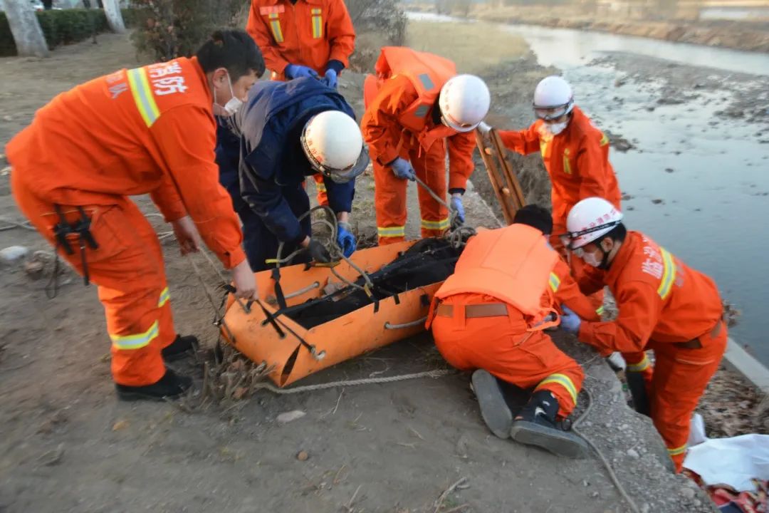 女子坠入汾河中幸好有他们