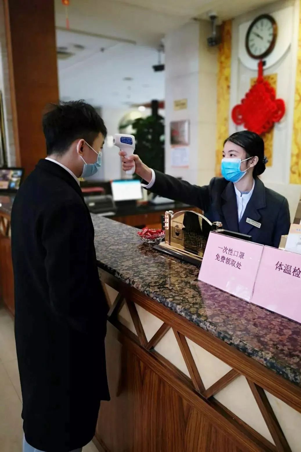 测量体温加强进行防疫措施相关内容培训酒店全体员工上下班需进行体温