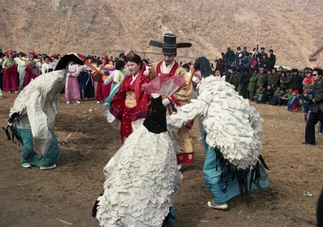 朝鲜族鹤舞历史渊源悠久,是佩戴鹤假面表演的民俗舞蹈