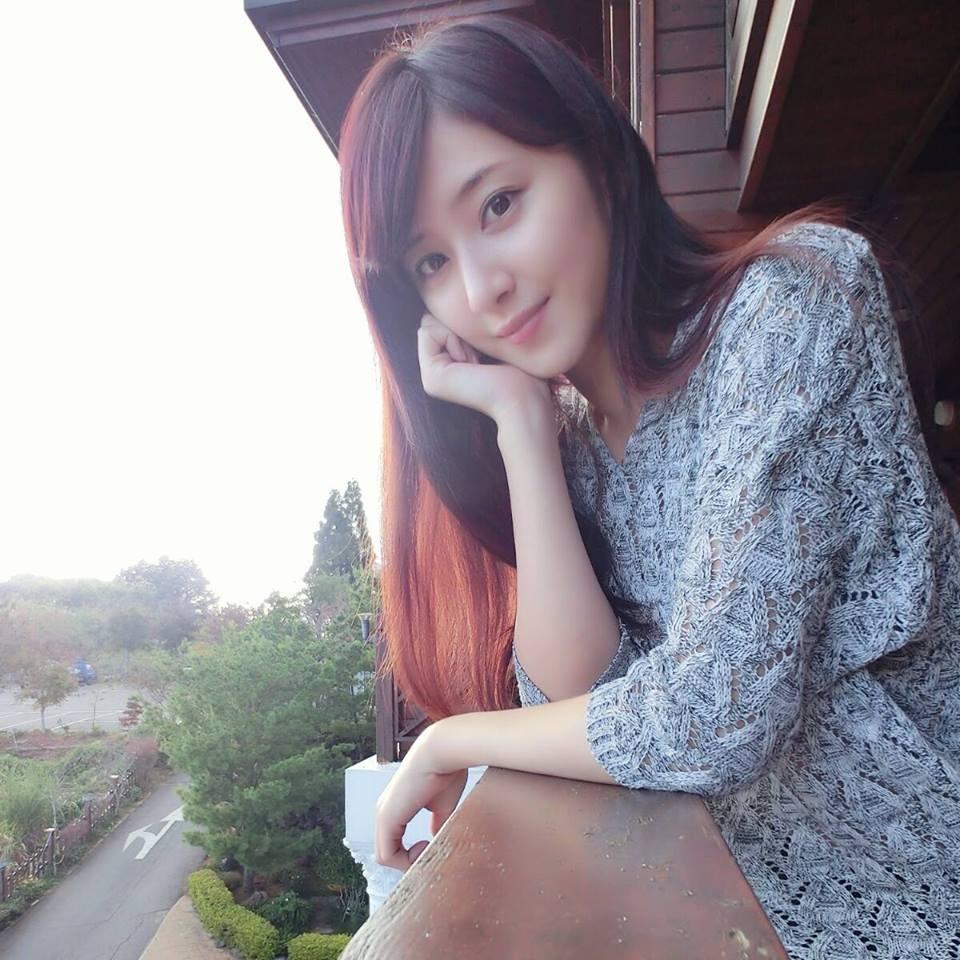 原创90年芭蕾舞女孩凭一字马动作走红进入娱乐圈