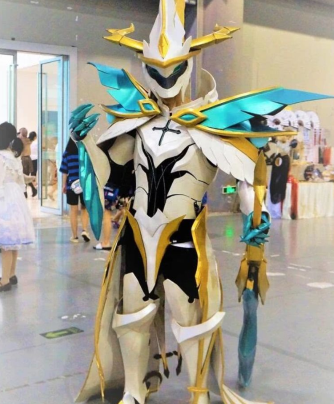 15岁初中生cos"凯皇",手中的大刀比腿还要长一截