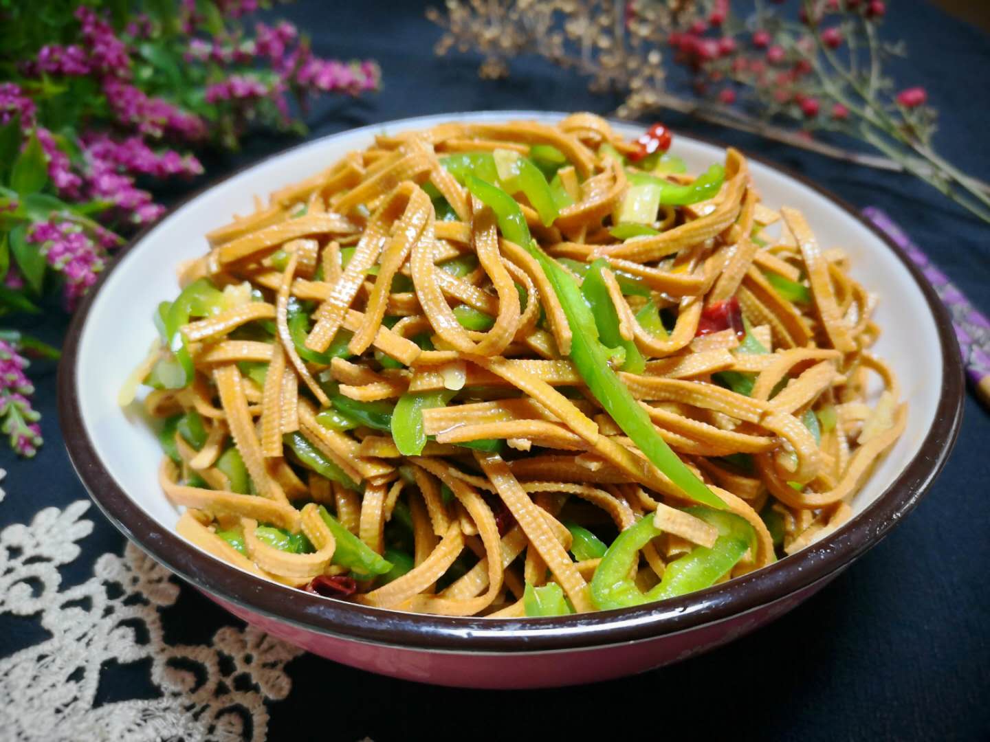 大家好,今天小面姨给大家分享一道"青椒炒豆腐丝"的做法,这是一道适合