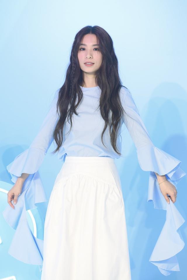 被田馥甄美到了,蓝色花边上衣搭配白裙嫩回少女