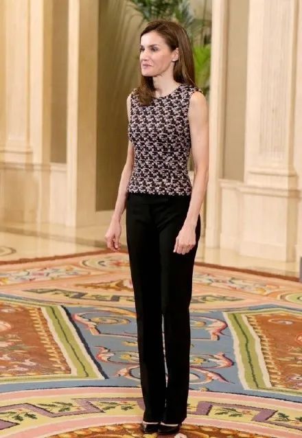 她艳压凯特和梅根曾任新闻主播战地记者西班牙平民王后的传奇成长记