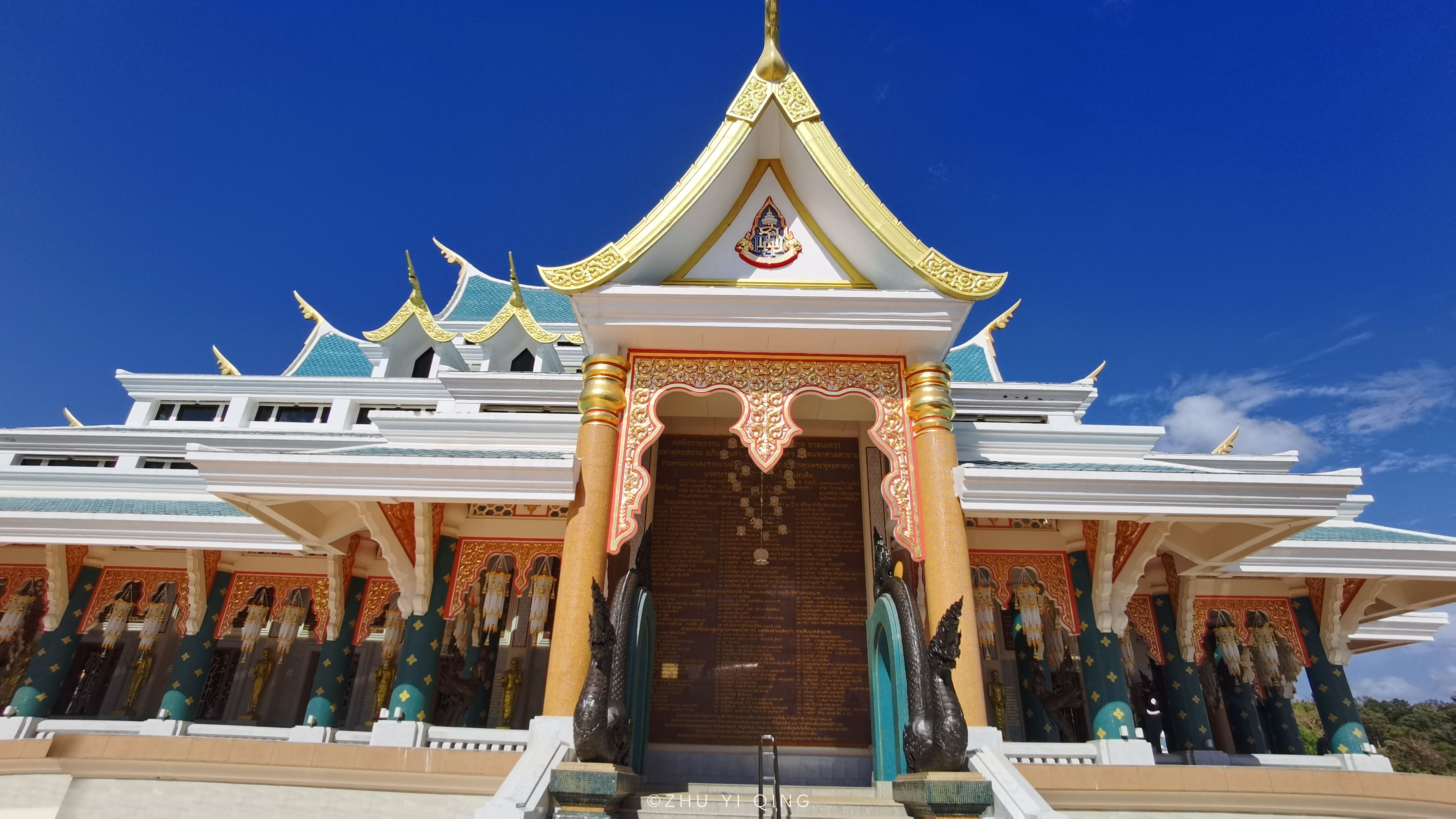泰国一座宝蓝色悬崖寺庙,位于千米之上,气质独特深受本地人喜欢