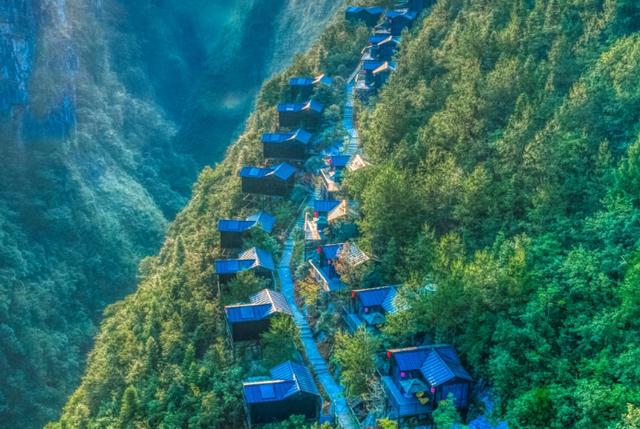 国内建在悬崖上的酒店四面都是玻璃墙你敢住么