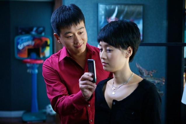 琐事而激烈争吵,最终不欢而散,丈夫气得转身离开,妻子骂骂咧咧追上去