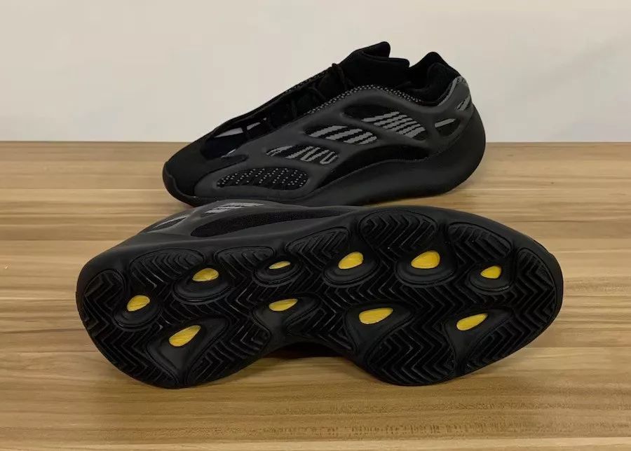 yeezy700第3代夜光黑武士配色确认下月发售货量不难看