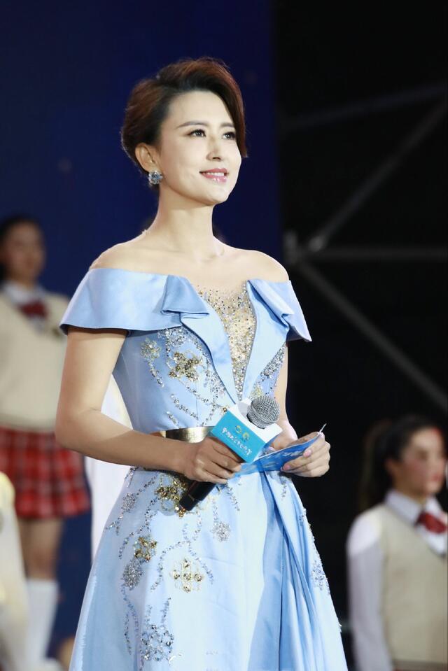 张蕾太有气质感穿蓝色薄纱连衣裙主持时尚有个性气场十足