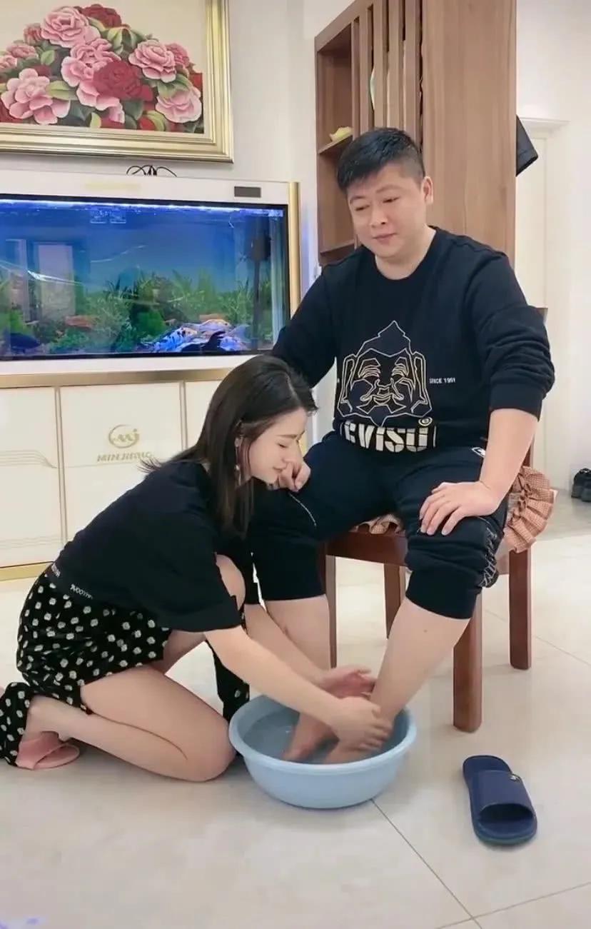 他被赵本山力捧12年,让网红娇妻跪地伺候洗脚,坐姿像大爷惹争议