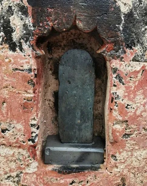 经考古人员现场确认,该墓葬为三合土浇浆古墓,属于夫妻合葬双室墓