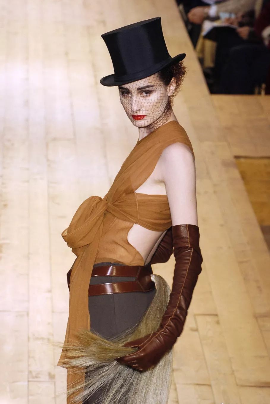 令麦昆,山本耀司等大师万般宠爱的t台传奇超模,怀孕八个月压轴走秀,又