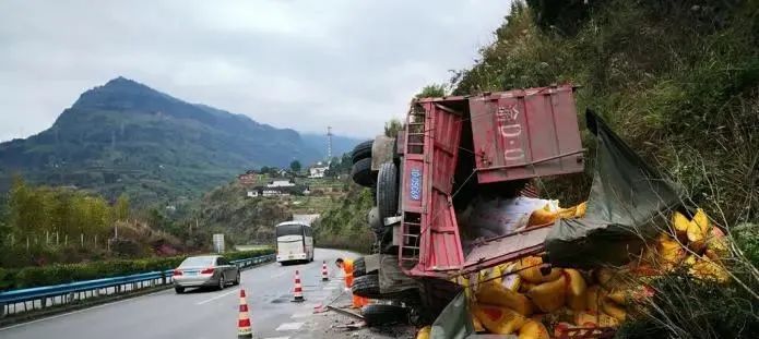 贵州丨翻车!超载近10倍,驾驶员:感觉车身歪着跑了几十米!