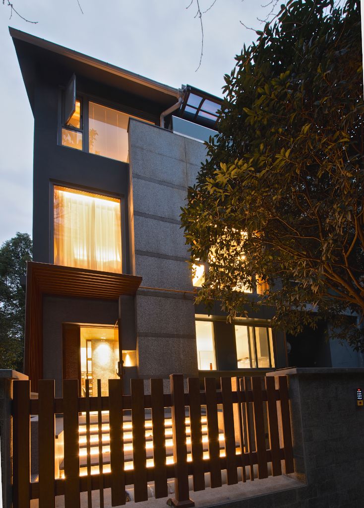 本案例位于成都传统富人的别墅区金林半岛,这栋独立房子分为地面三层