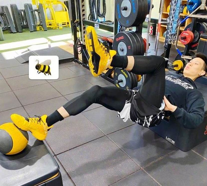 林书豪周琦晒训练照前者杠铃是后者10倍大周琦表情很微妙