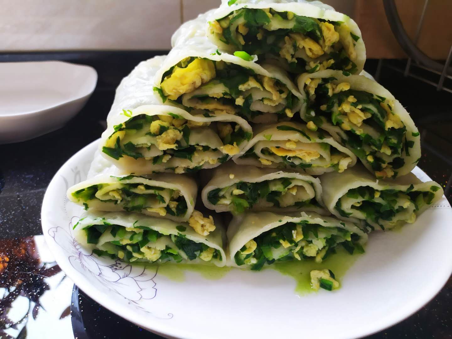 鸡蛋韭菜馅卷成菜卷,蒸着吃更健康!菜卷,也有叫菜莽,各地叫法各异.