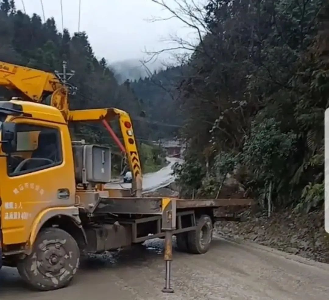 镇雄以勒一轿车滚下山坡几十米吊车前来救援