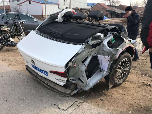 一辆速腾被撞首尾分家不禁让人深思大众品质真的缩水了吗