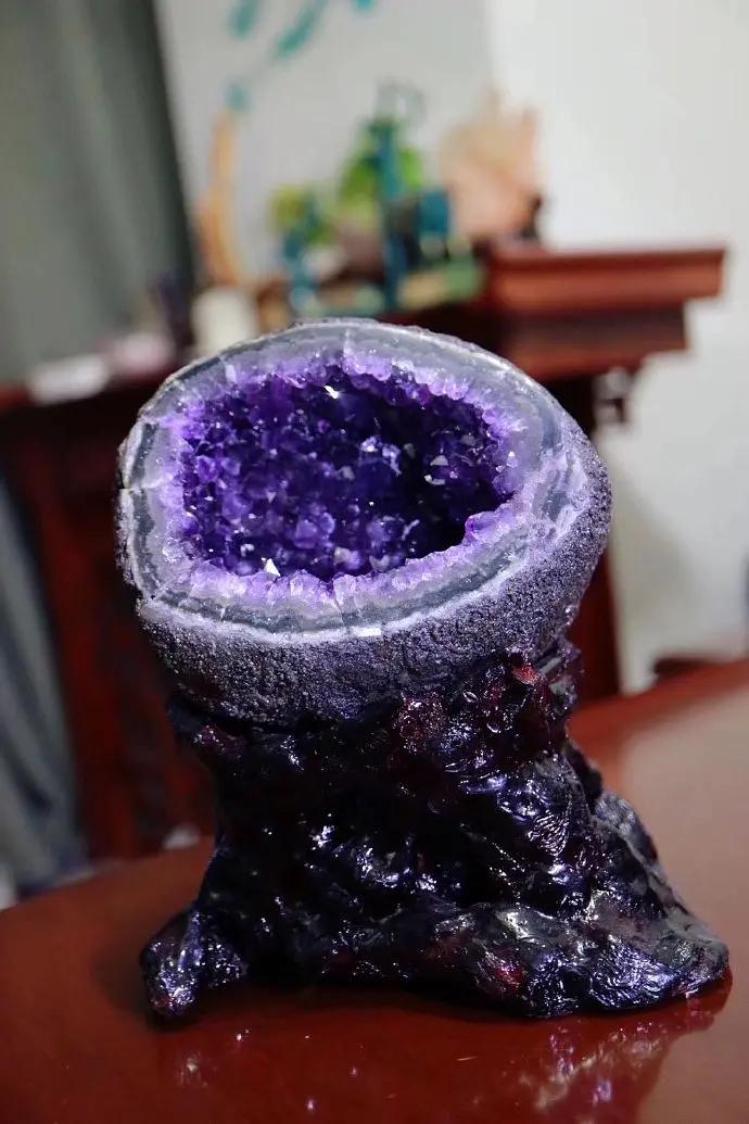 中间有个空洞,洞穴内壁布满了棱角分明的的紫水晶晶体,向着球形中心