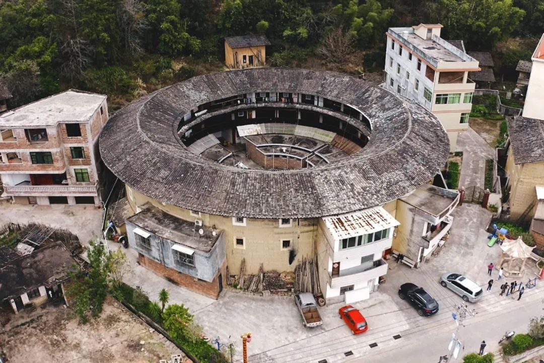 龙岩古竹乡瑶下村圆形的东昌楼蓝田村里的裕德楼,被村里改造成了一个
