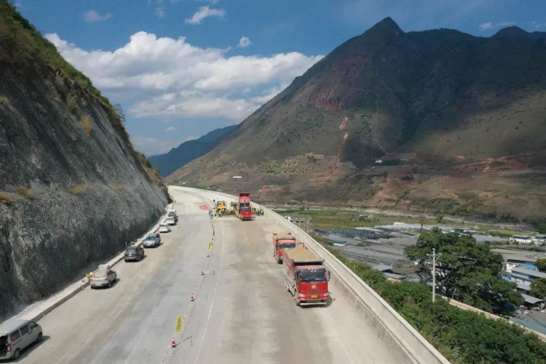 保泸高速积极复工复产保泸高速公路主线路面级配碎石试验段铺筑