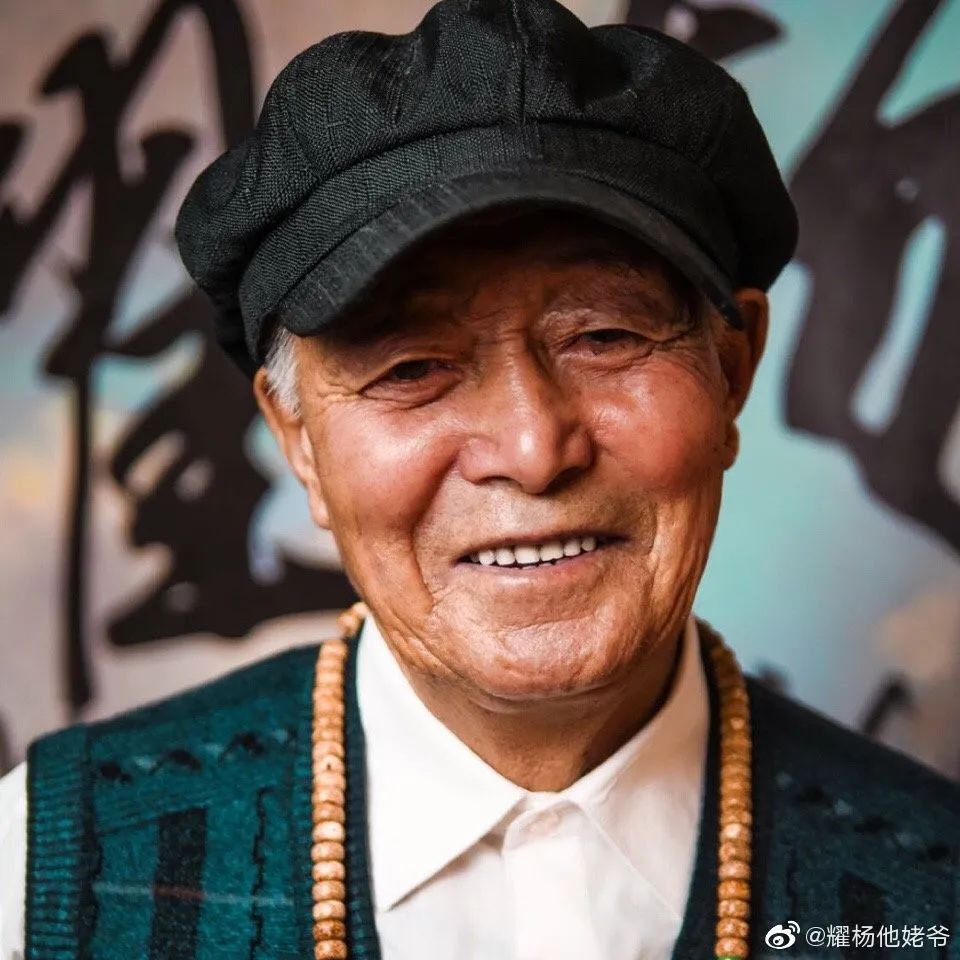 80多岁的网红姥爷搞笑到炸裂竟也痴迷手串